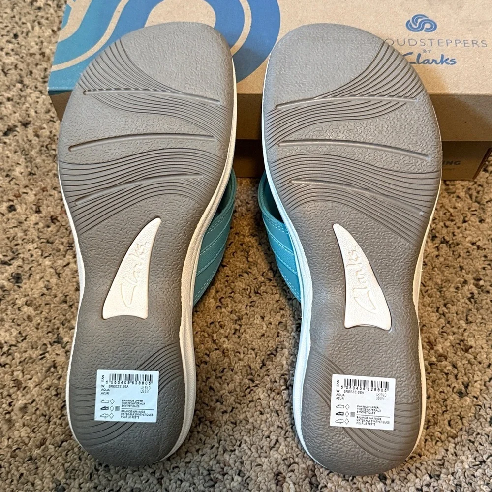 Clarks Aqua and White Sandals Flip Flops Sz 8 NIB - Picture 5 of 6